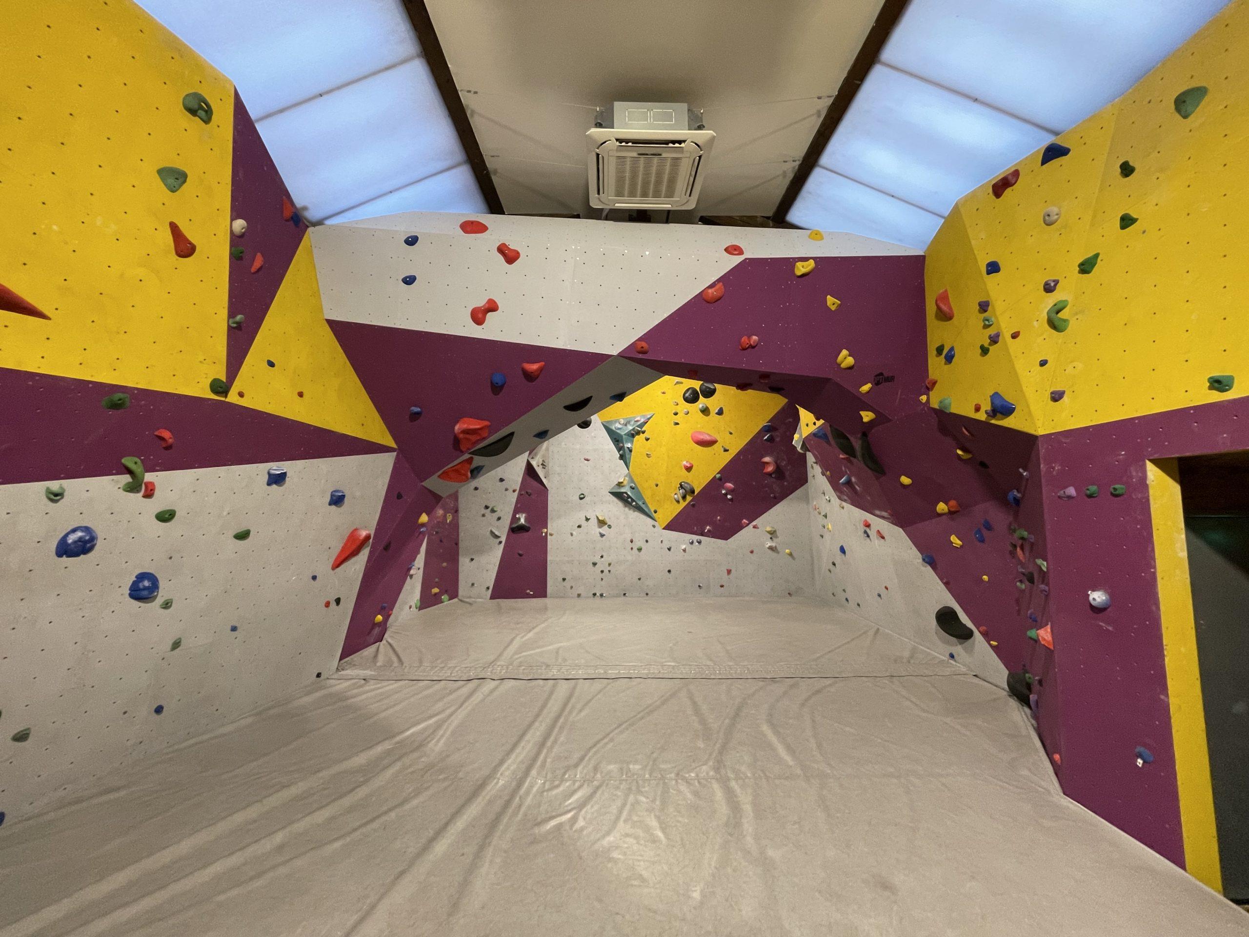 Mur d'escalade intérieur au sous-sol d'une maison